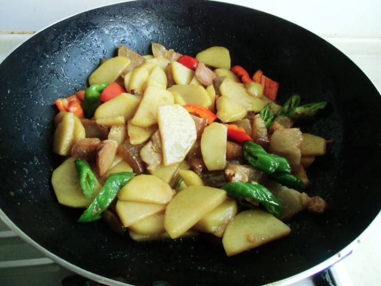 咸肉焖土豆步骤13