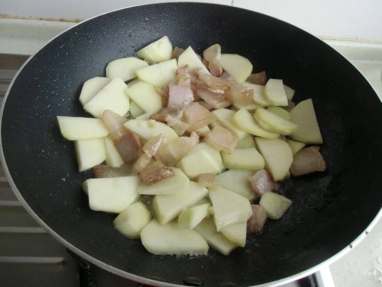 咸肉焖土豆步骤8