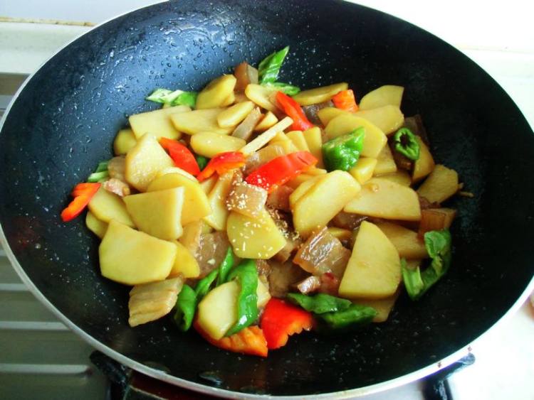 咸肉焖土豆步骤12
