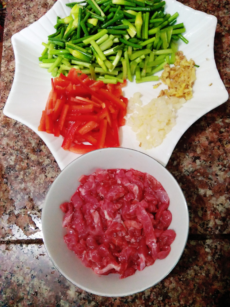 蒜薹炒肉步骤2