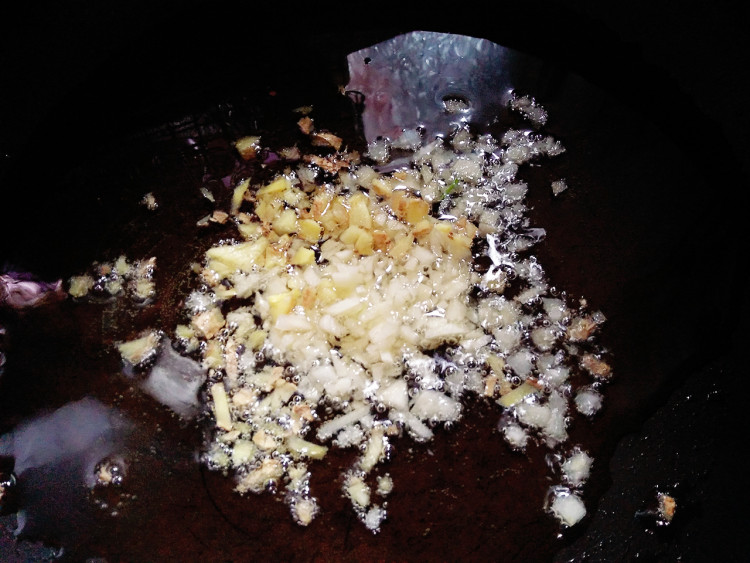 蒜薹炒肉步骤4