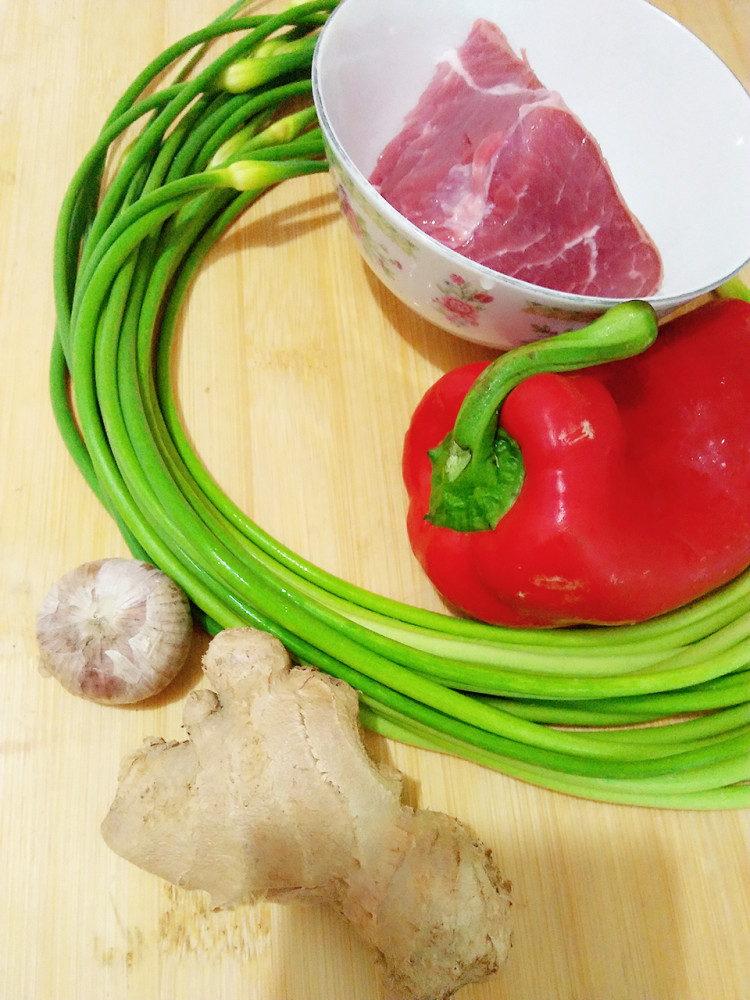 蒜薹炒肉步骤1