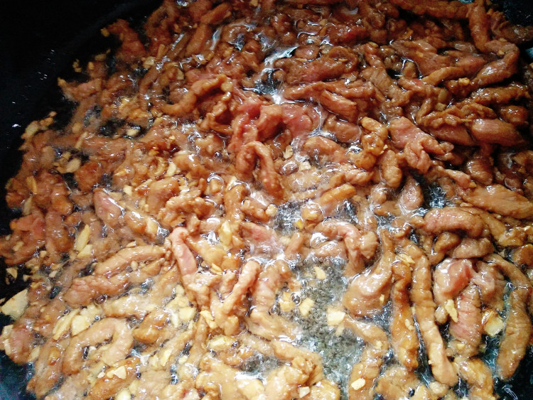 蒜薹炒肉步骤5