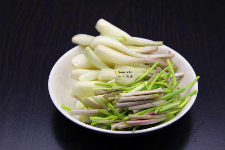 荞头炒腊鱼（独家）步骤1