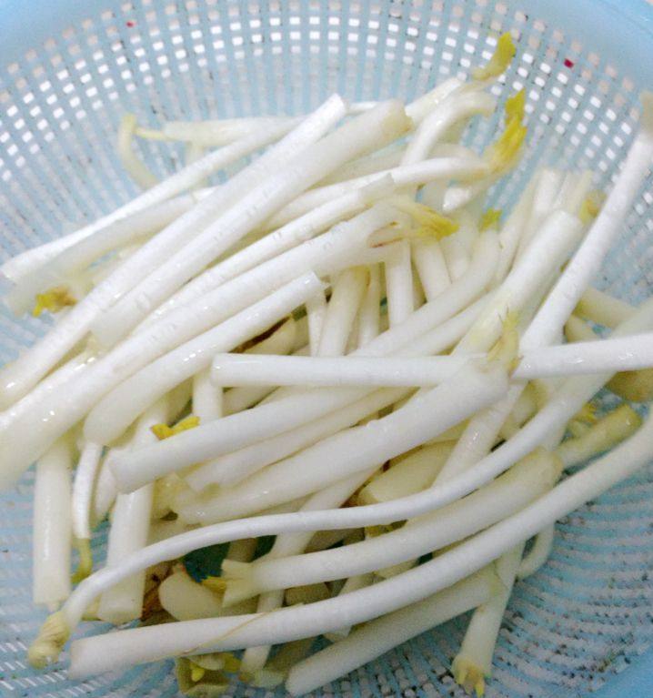 花生芽炒肉步骤2