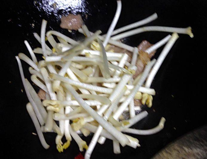 花生芽炒肉步骤6
