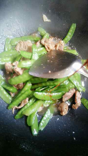 荷兰豆炒肉步骤7