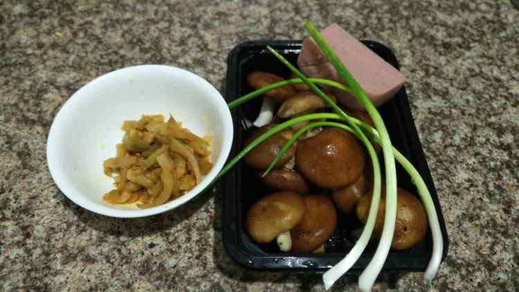 香菇榨菜丝步骤1