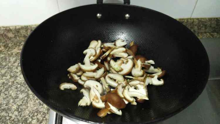 香菇榨菜丝步骤5