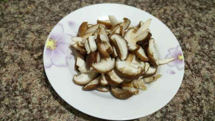 香菇榨菜丝步骤3