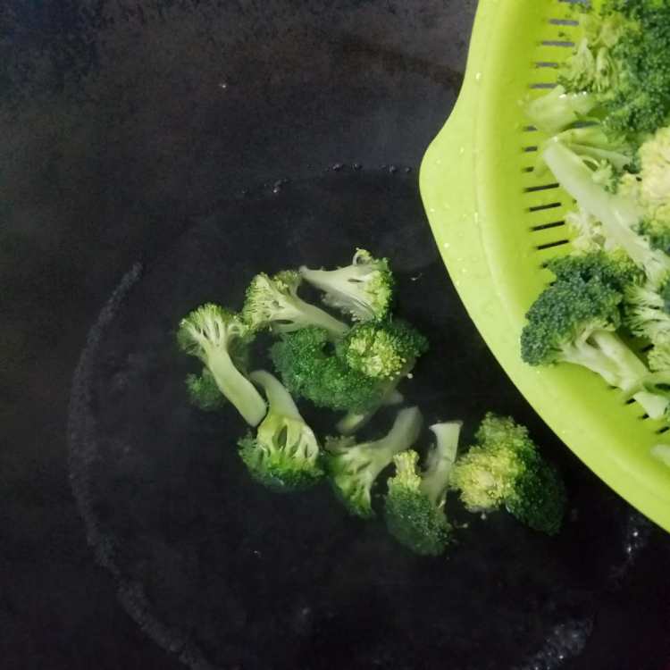 清炒西兰花步骤2