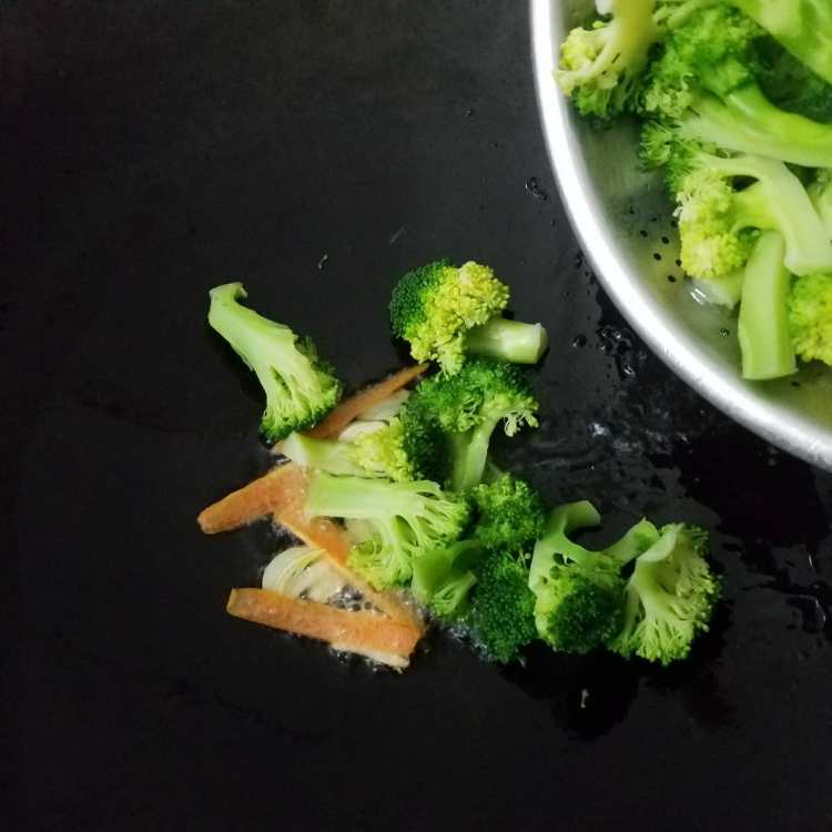 清炒西兰花步骤6