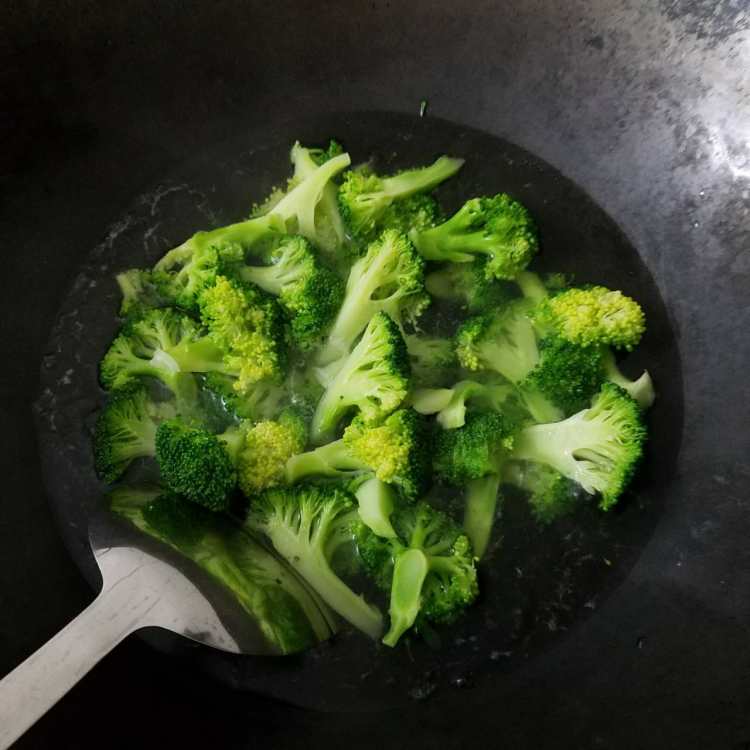 清炒西兰花步骤3