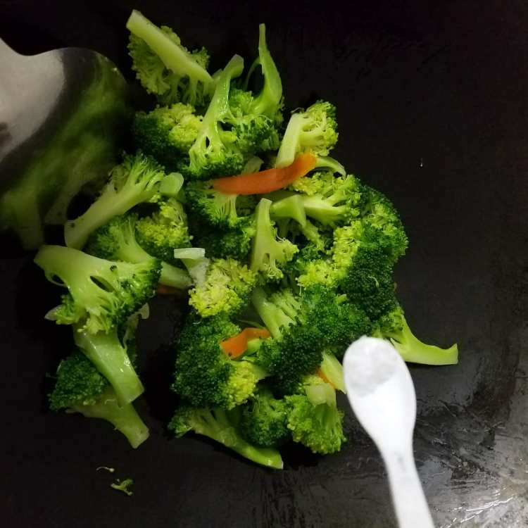 清炒西兰花步骤7