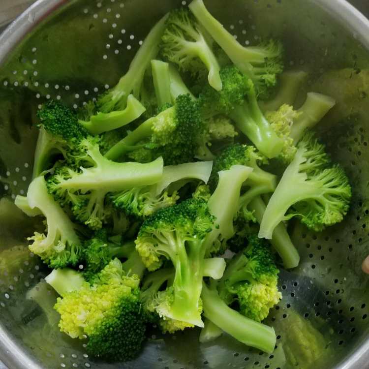 清炒西兰花步骤4
