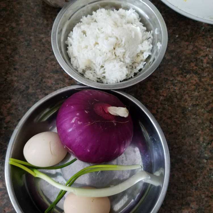 洋葱鸡蛋炒饭步骤1
