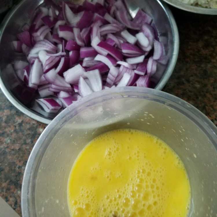 洋葱鸡蛋炒饭步骤2
