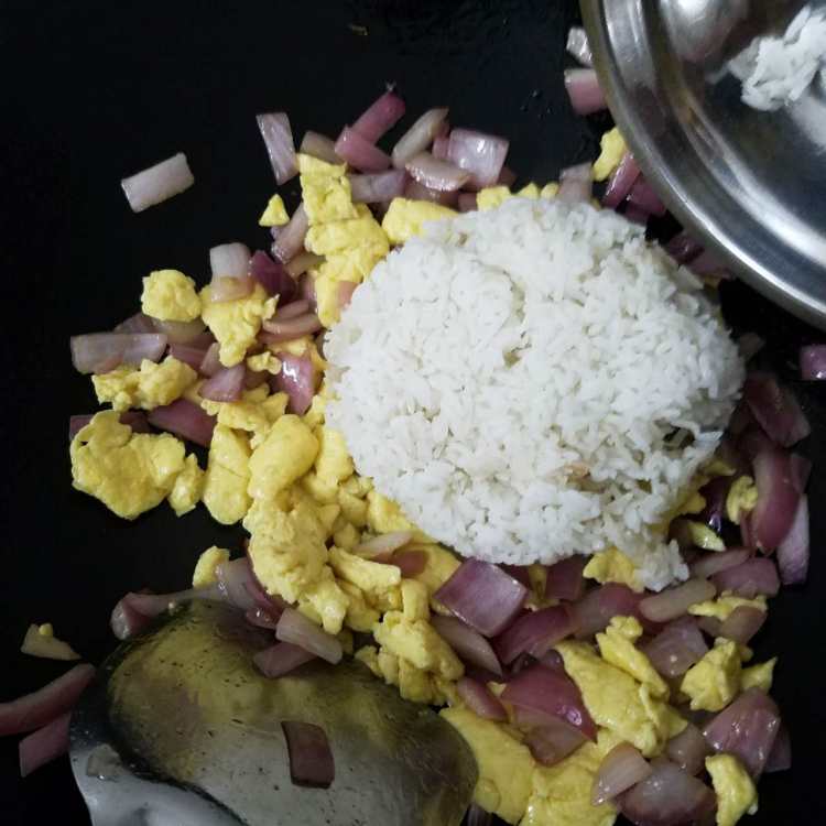 洋葱鸡蛋炒饭步骤8