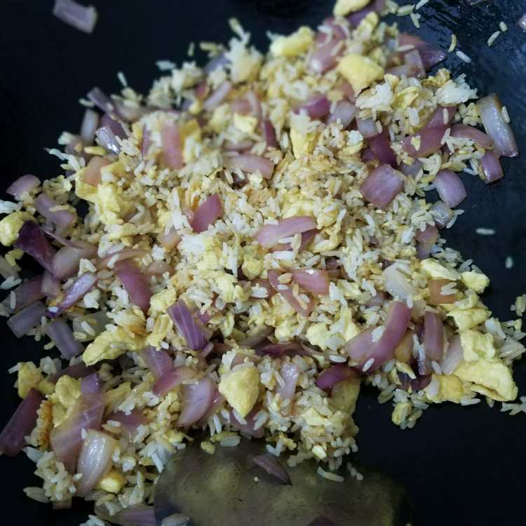 洋葱鸡蛋炒饭步骤10