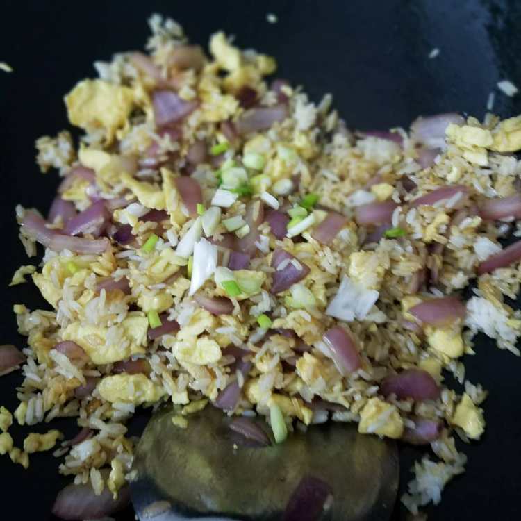 洋葱鸡蛋炒饭步骤11