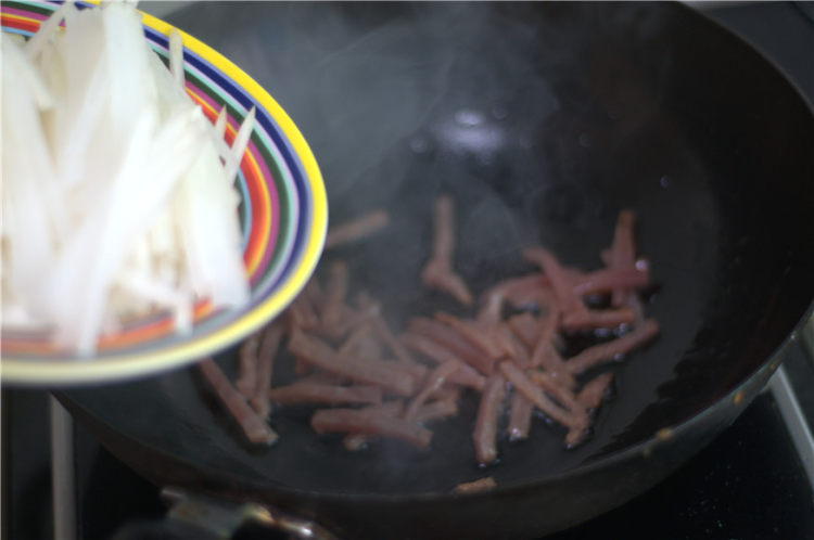 萝卜丝炒晒兰肉步骤3