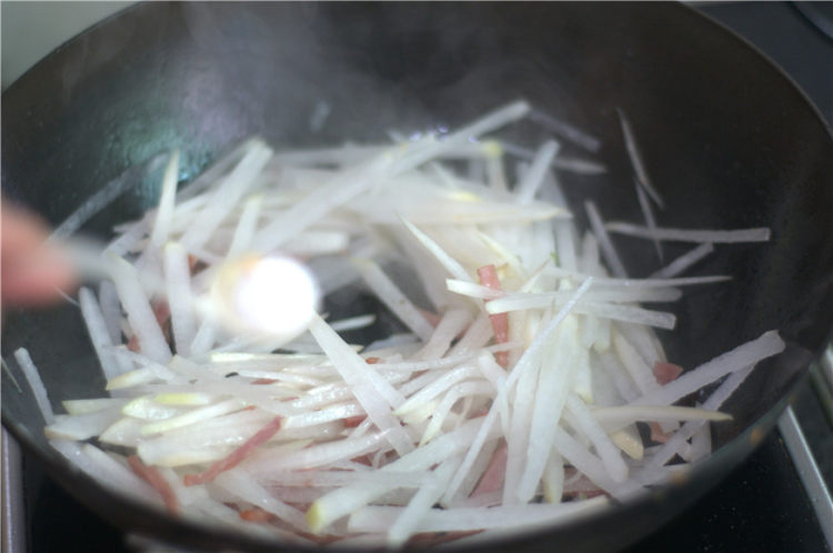 萝卜丝炒晒兰肉步骤4