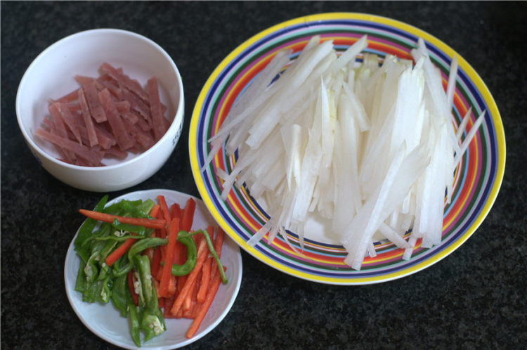 萝卜丝炒晒兰肉步骤1