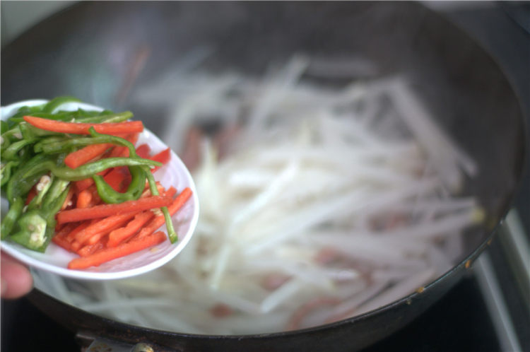 萝卜丝炒晒兰肉步骤5