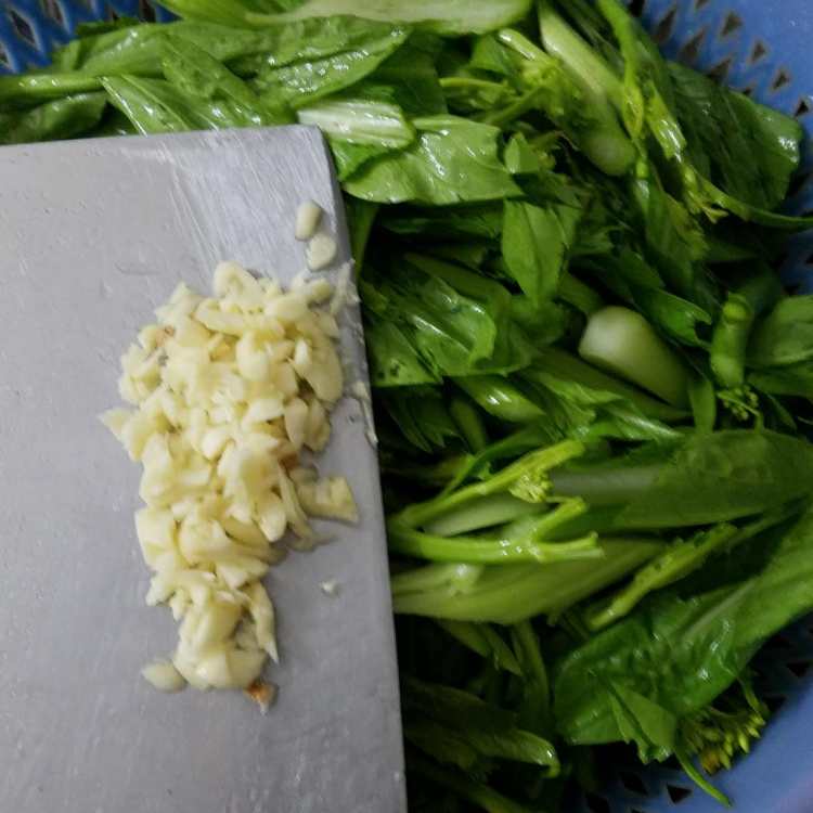 蒜蓉炒芥菜心步骤2