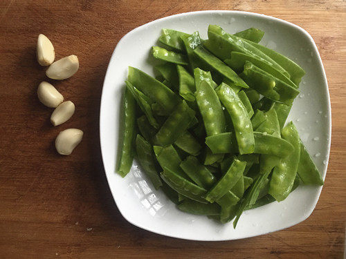 蒜香荷兰豆步骤1