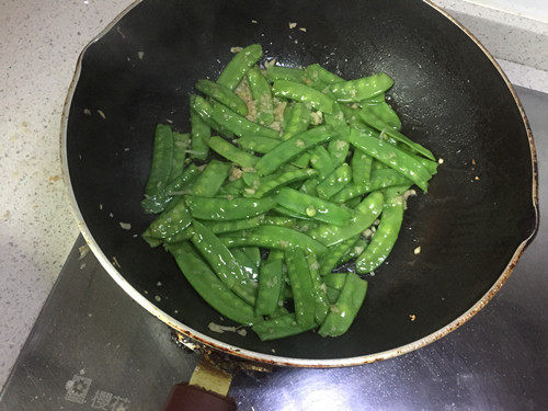 蒜香荷兰豆步骤7