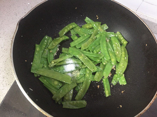 蒜香荷兰豆步骤6