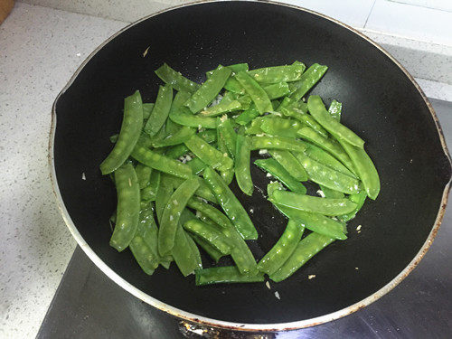 蒜香荷兰豆步骤5