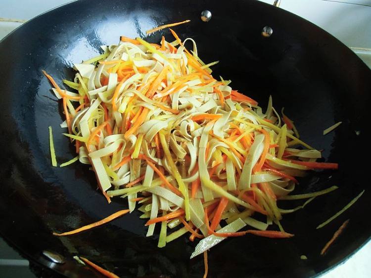韭菜胡萝卜炒豆皮步骤7
