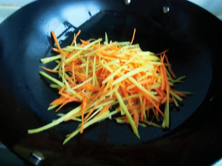 韭菜胡萝卜炒豆皮步骤4