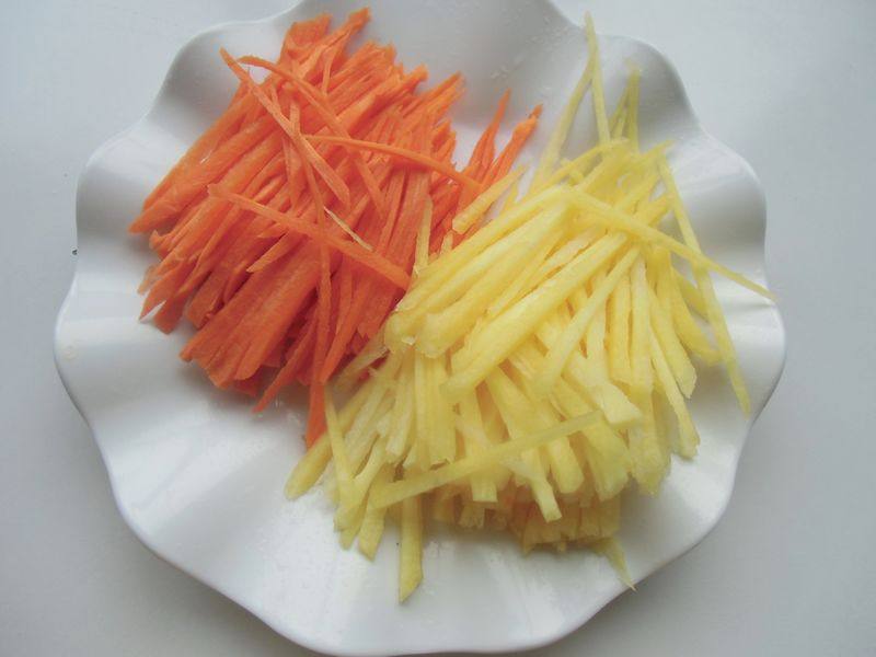 韭菜胡萝卜炒豆皮步骤3