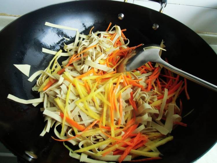 韭菜胡萝卜炒豆皮步骤6