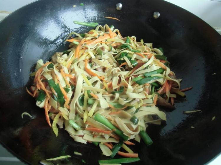韭菜胡萝卜炒豆皮步骤11