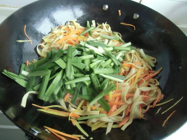 韭菜胡萝卜炒豆皮步骤8