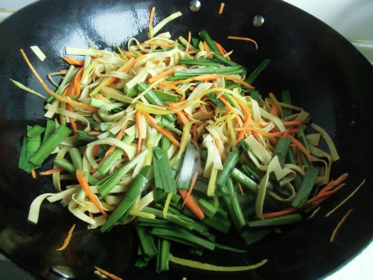 韭菜胡萝卜炒豆皮步骤9