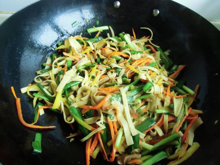 韭菜胡萝卜炒豆皮步骤10