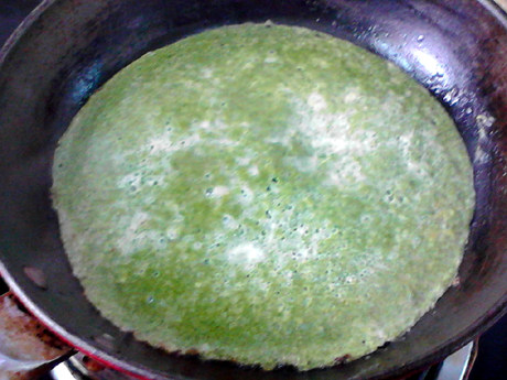 煎翡翠茼蒿蛋步骤8
