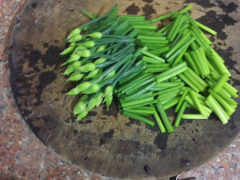 韭菜花炒蚬肉步骤1