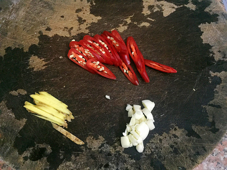 韭菜花炒蚬肉步骤2
