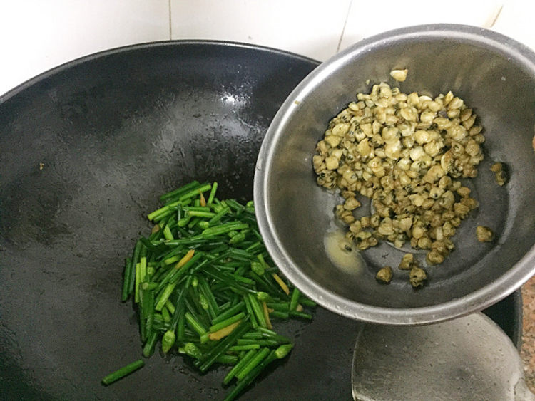 韭菜花炒蚬肉步骤8