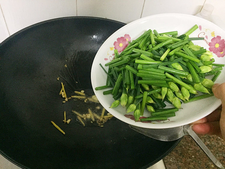 韭菜花炒蚬肉步骤6