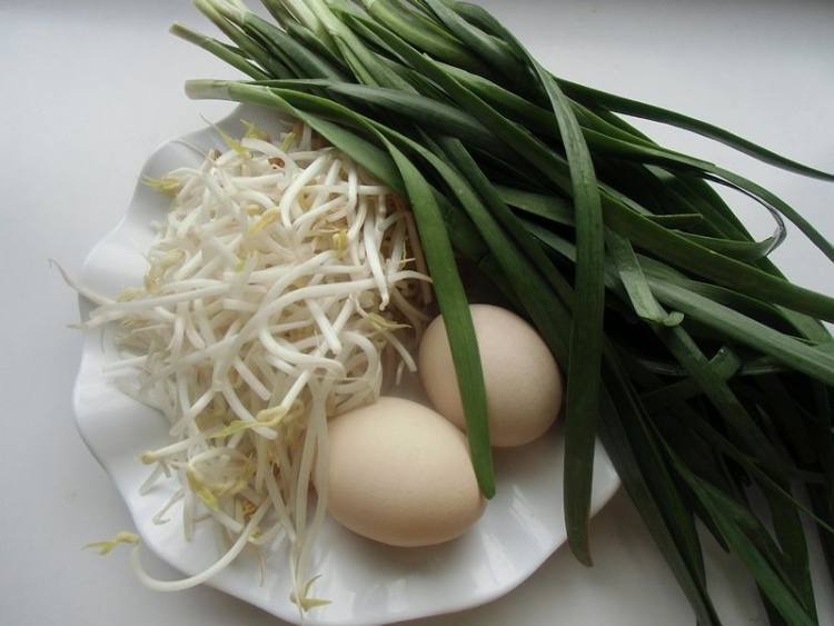 韭菜豆芽炒鸡蛋步骤1
