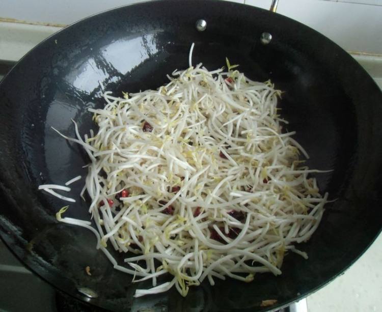 韭菜豆芽炒鸡蛋步骤5