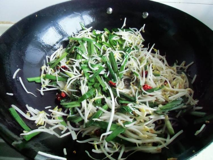 韭菜豆芽炒鸡蛋步骤8