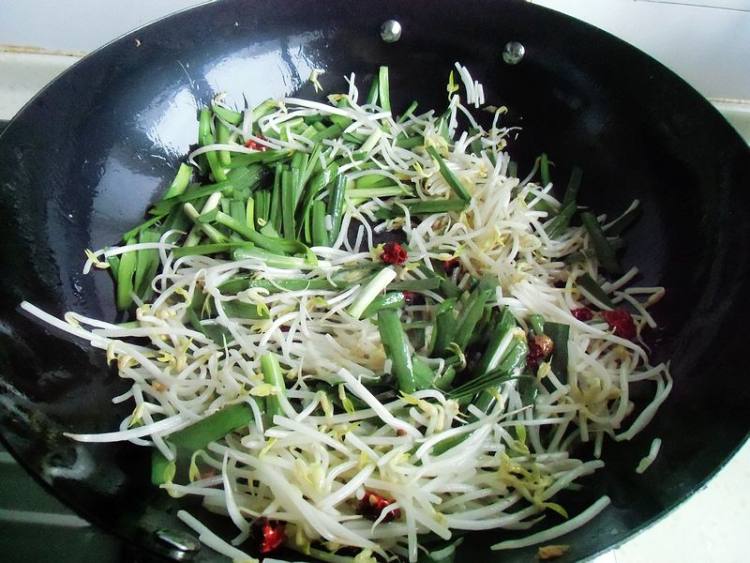 韭菜豆芽炒鸡蛋步骤7